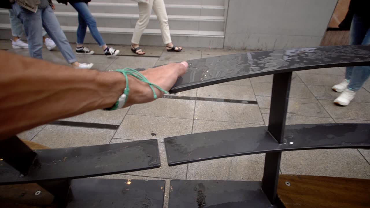 limpiando el agua de lluvia de una barandilla