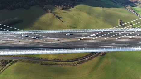 Autobahnbrücke-Millau-Viadukt-Per-Drohne.-Felder-Unter-Der-Brücke-Entdecken