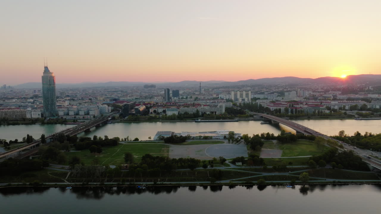 donauinsel isla hecha por el hombre en el río danubio, vista cinematográfica del horizonte de viena detrás al atardecer