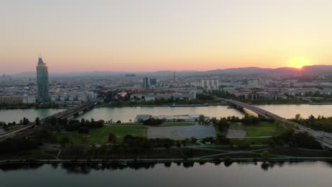 Donauinsel-Isla-Artificial-En-El-Río-Danubio,-Vista-Cinematográfica-Del-Horizonte-De-Viena-Detrás-Al-Atardecer