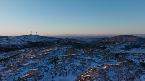 Berglandschaft-Und-Windmühlen-In-Bessaker,-Norwegen-–-Luftaufnahme-Einer-Drohne