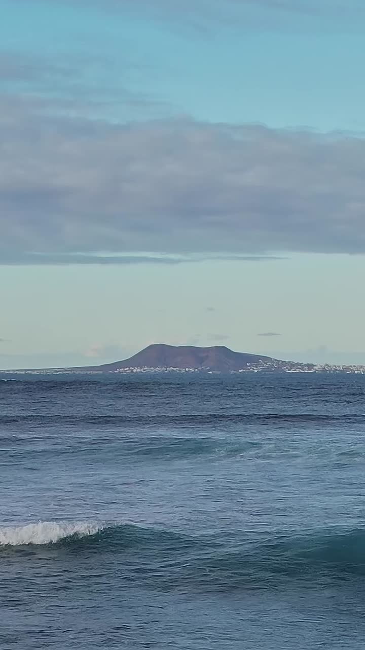 Onde dell'oceano e montagne nelle Isole Canarie, Spagna