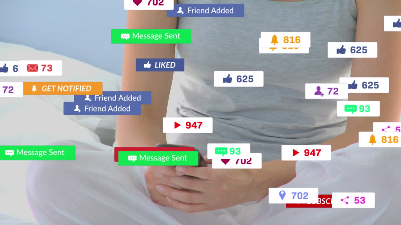 animación de iconos de las redes sociales que caen sobre mujeres que usan teléfonos inteligentes