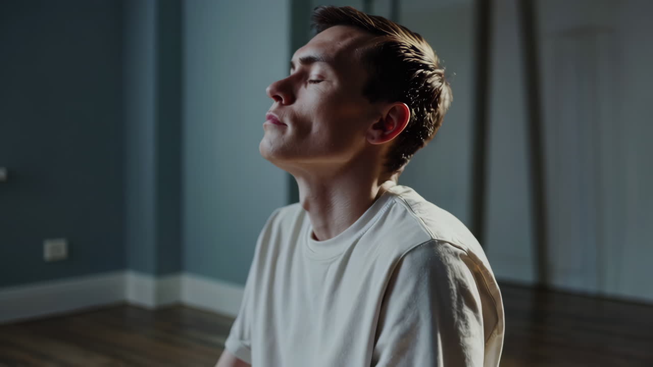 hombre meditando en casa