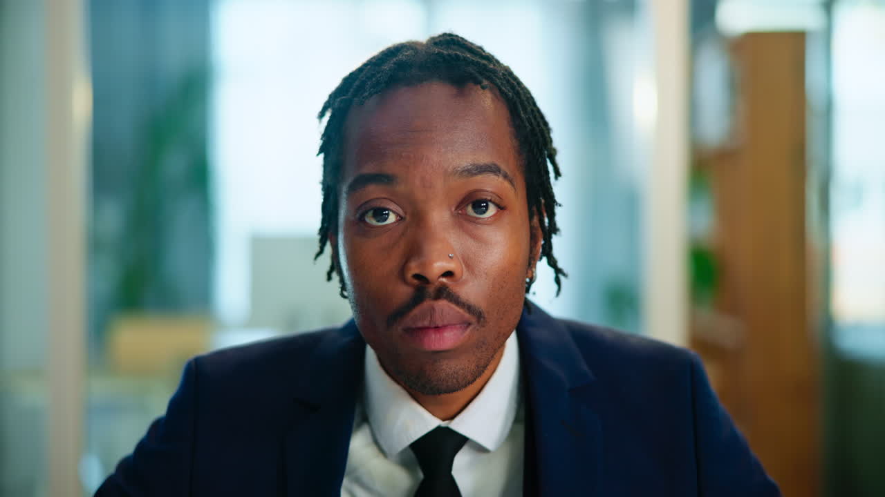 자신감 있는 흑인 사업가 의 초상화