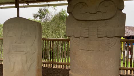 antiguos tótems indígenas precolombinos en la necrópolis más grande, el parque arqueológico de san agustín