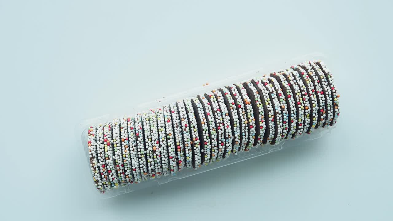 galletas de chocolate con salpicaduras en un recipiente