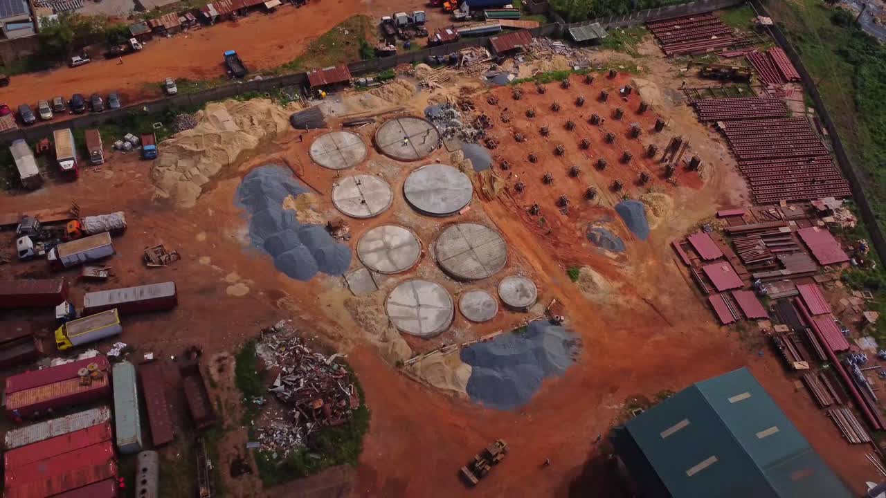 Vy över en byggarbetsplats på en stor industritomt i Ibadan, Nigeria, en solig dag i Afrika.