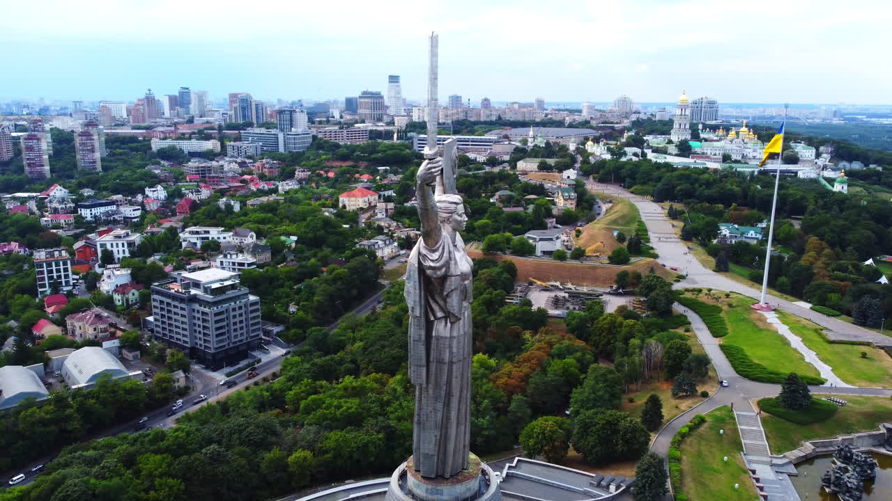 enorme estatua de la patria sosteniendo una espada y un escudo que simboliza la victoria y la protección en el centro de la capital ucraniana