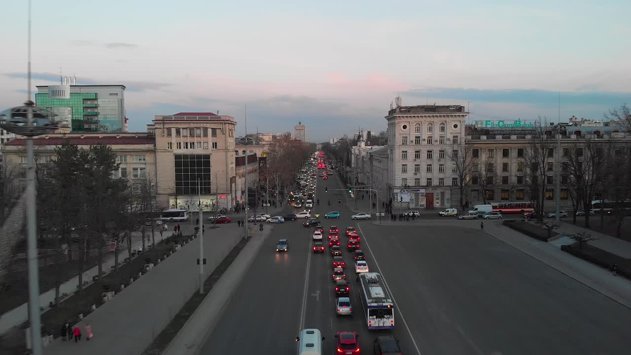 vista de la ciudad con tráfico y edificios