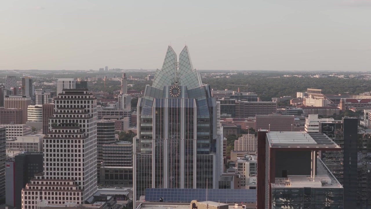 Vista aerea dei grattacieli di vetro del centro di Austin e del denso skyline cittadino catturati con fluide riprese drone cinematografiche