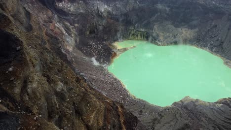 estratos rocosos revelados en las paredes del cráter profundo del volcán santa ana