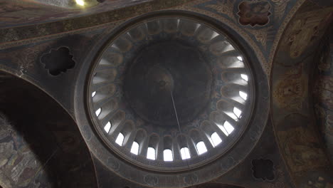 un rayo de luz proviene de las ventanas de una iglesia