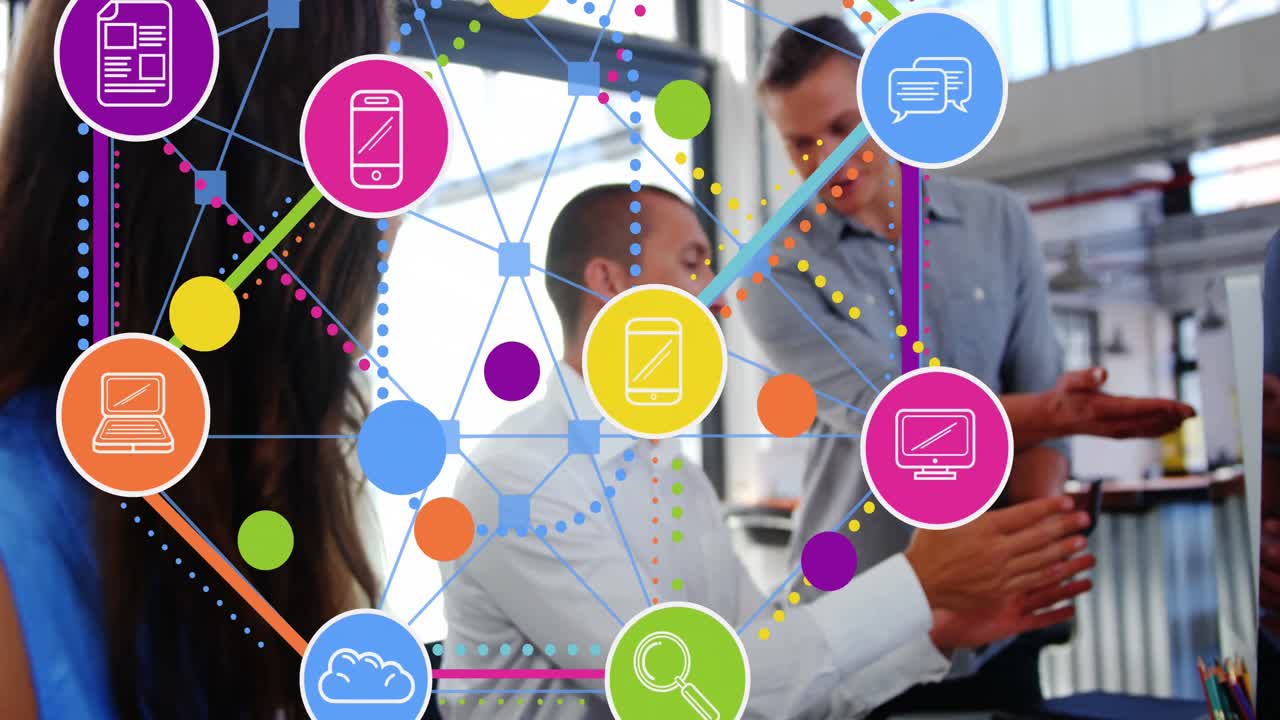 animación de iconos conectados multicolores sobre una mujer diversa mirando a sus compañeros de trabajo en la oficina