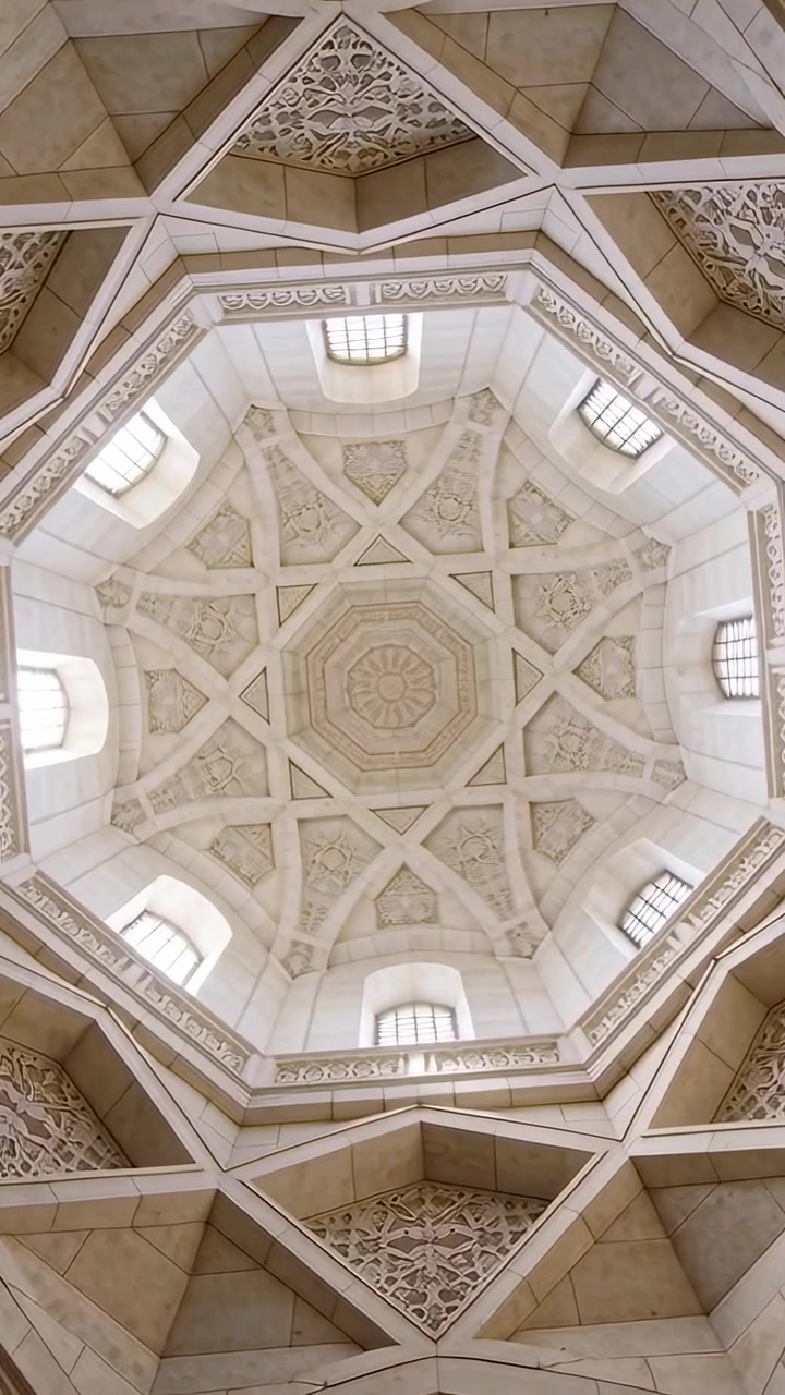 Video verticale: Telecamera che panoramica attraverso una cupola ottagonale in una sala di pietra, rivelando un medaglione e costoloni.