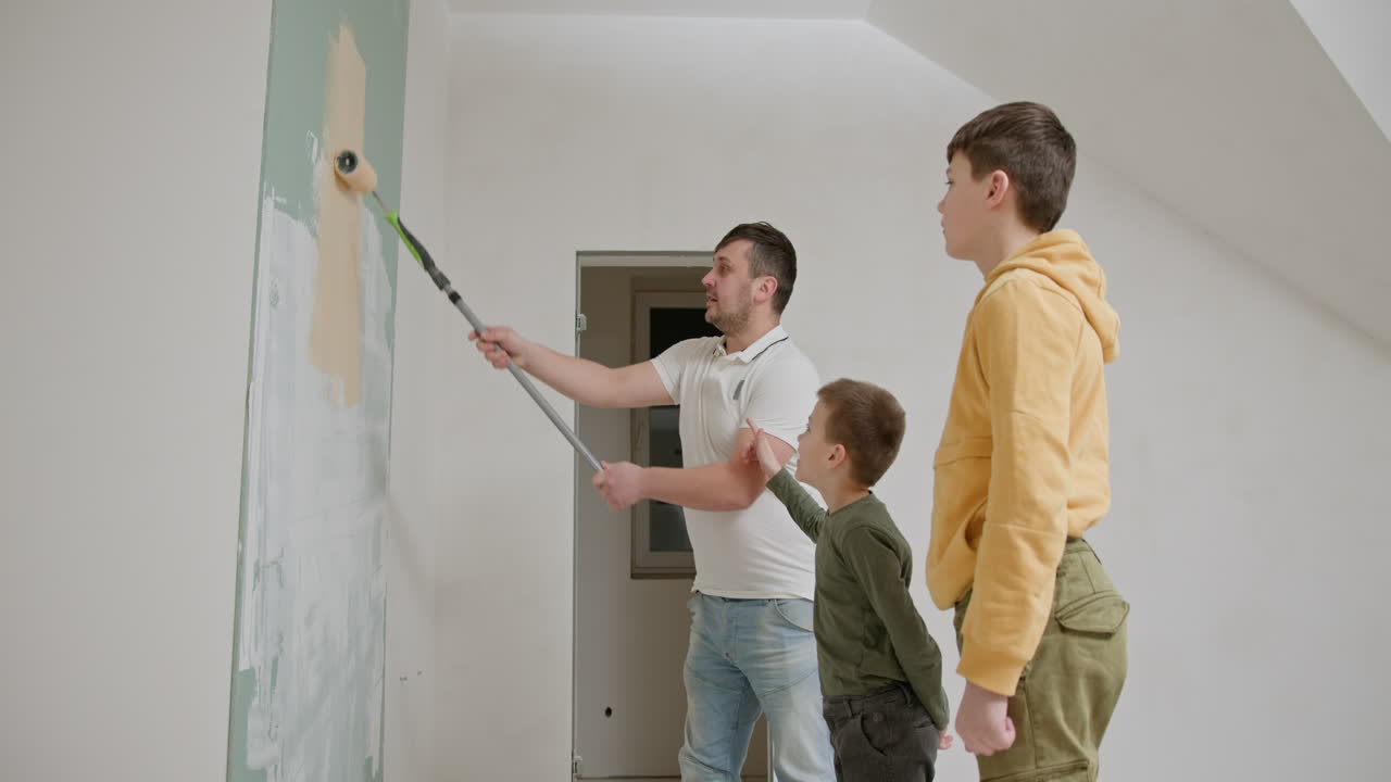 padre e hijos pintando una pared