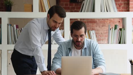 líder calificado ayudando al trabajador con un proyecto en línea.