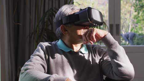 vr 헤드 ⁇ 을 착용하고 집에서 즐겁게 지내는 행복한 혼합 인종의 노인