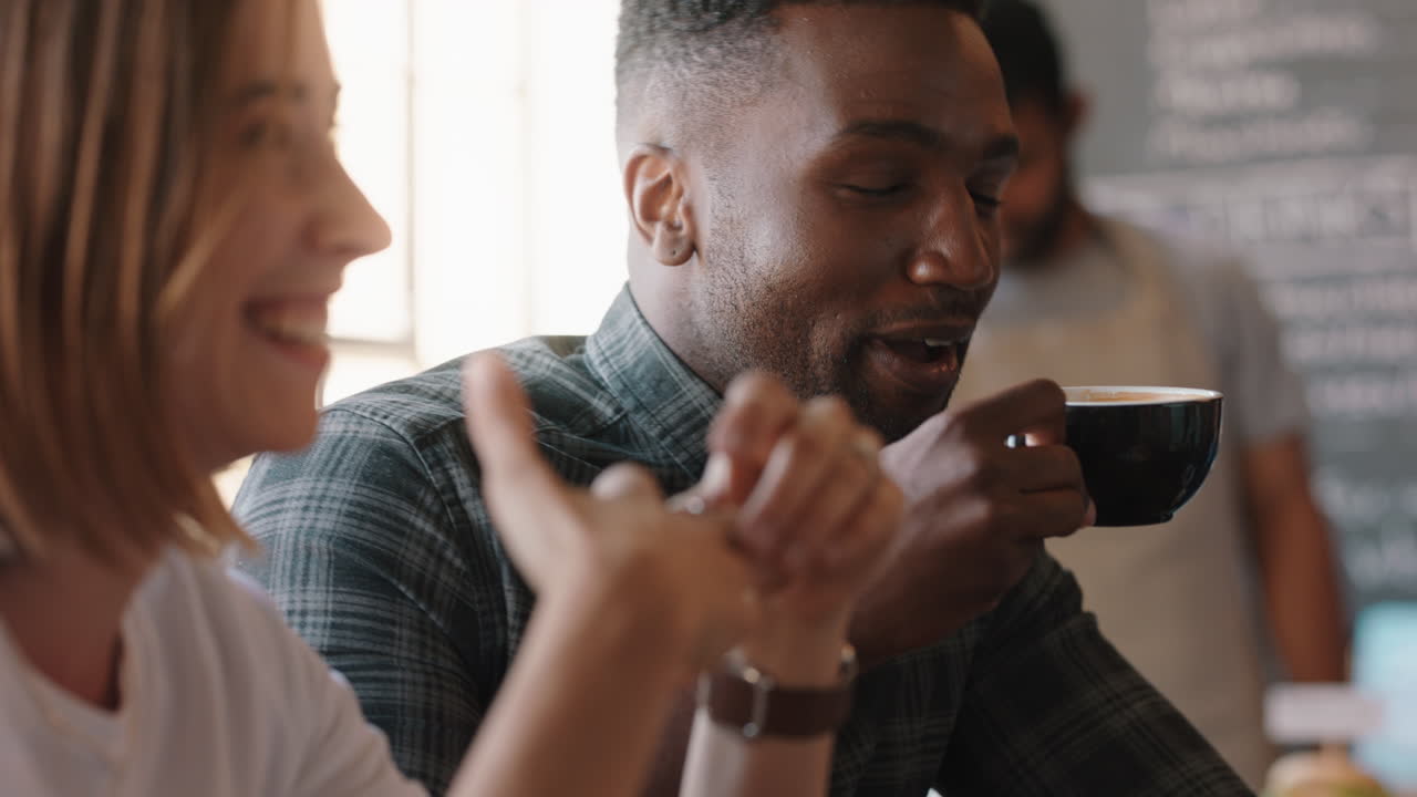 grupo feliz de amigos pasando el rato en una cafetería charlando compartiendo conversaciones disfrutando de la socialización divirtiéndose en la cafetería