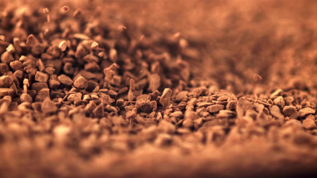 Grânulos de Café Instantâneo Caindo em Câmera Lenta