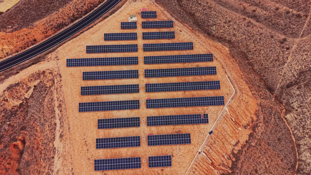 Solpaneler dækker jorden i Spanien for vedvarende energi
