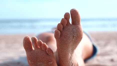 Strand,-Sand-Und-Füße-Einer-Entspannten-Frau-Im-Sonnenschein