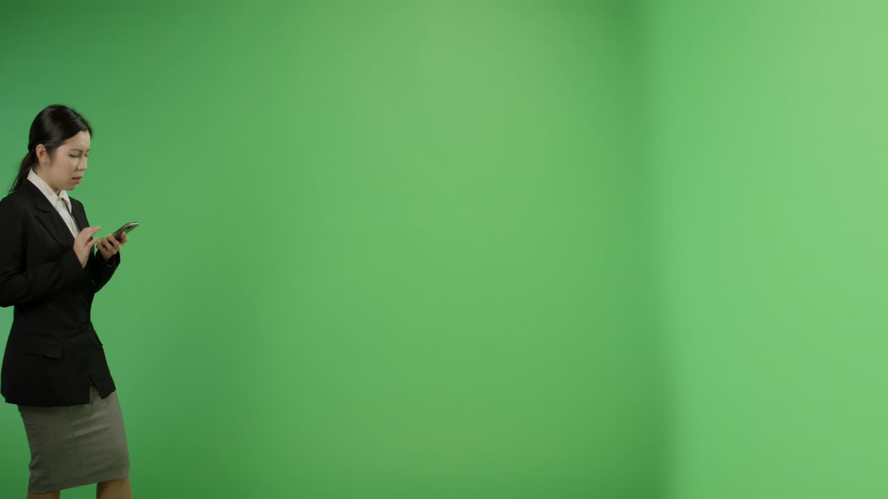 mulher irritada enviando mensagens de texto enquanto caminhava na tela verde