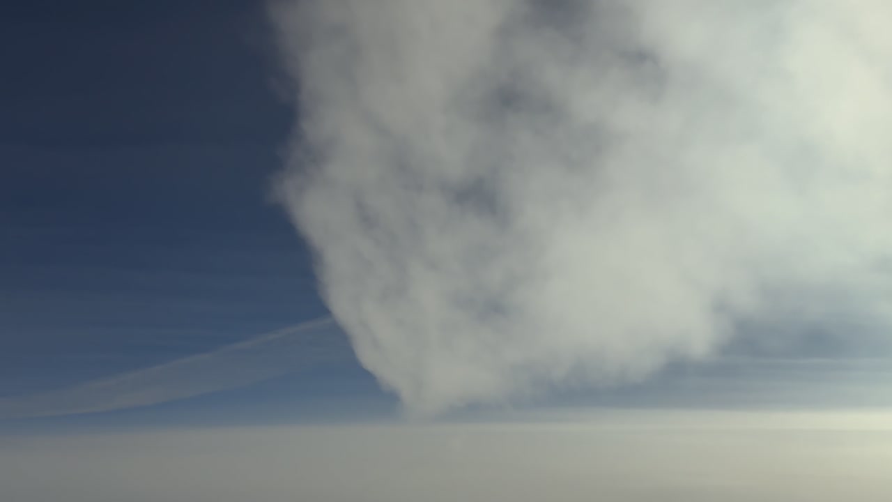 Una vista inmersiva desde la cabina de un piloto volando en la atmósfera superior a través de una estela de condensación anterior que se desvanece