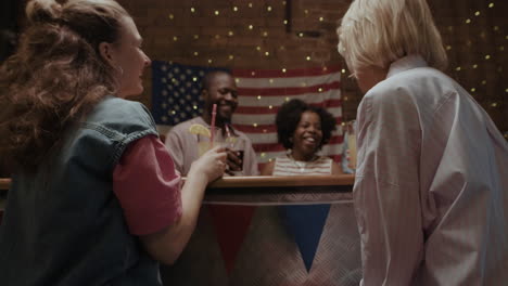 amigos celebrando en un bar