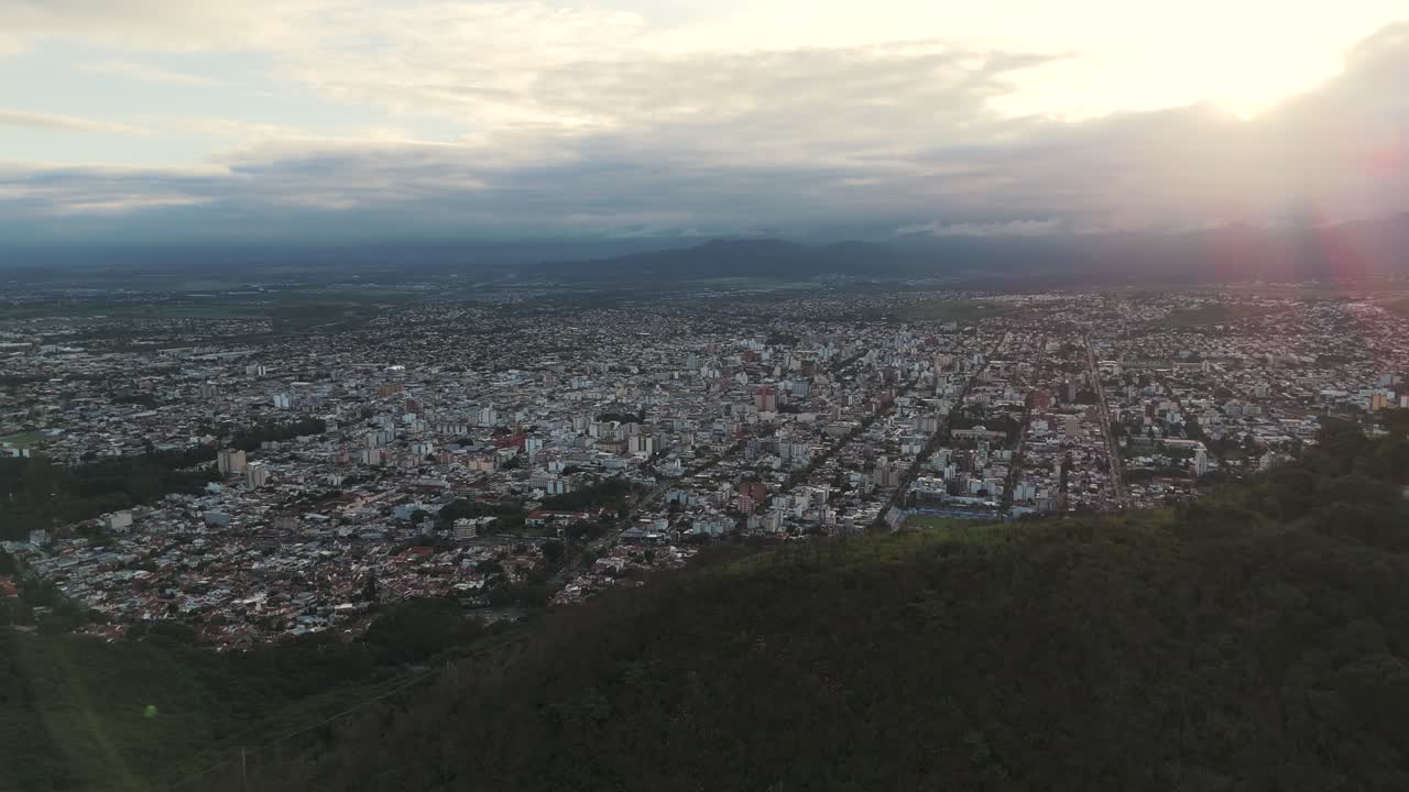 아르헨티나 수도 살타 위에서 공중 추진