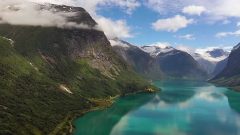 Schöne-Natur-Norwegen-Natürliche-Landschaft-Lovatnet-See.