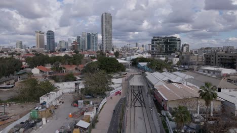 estación de tren y área circundante en el parque hamesila, tel-aviv, israel