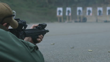 una oficina del equipo swat de la policía dispara un rifle a un campo de tiro en cámara súper lenta