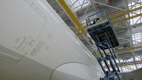 limpieza, trabajadores, avión, hangar, exterior, avión, aviación, mantenimiento, reparación, avión, motor, hélice, mecánico, herramientas, trabajo, industria, tecnología, ciencia, ingeniería