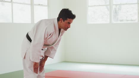 Judoka-leaning-in-order-to-greet