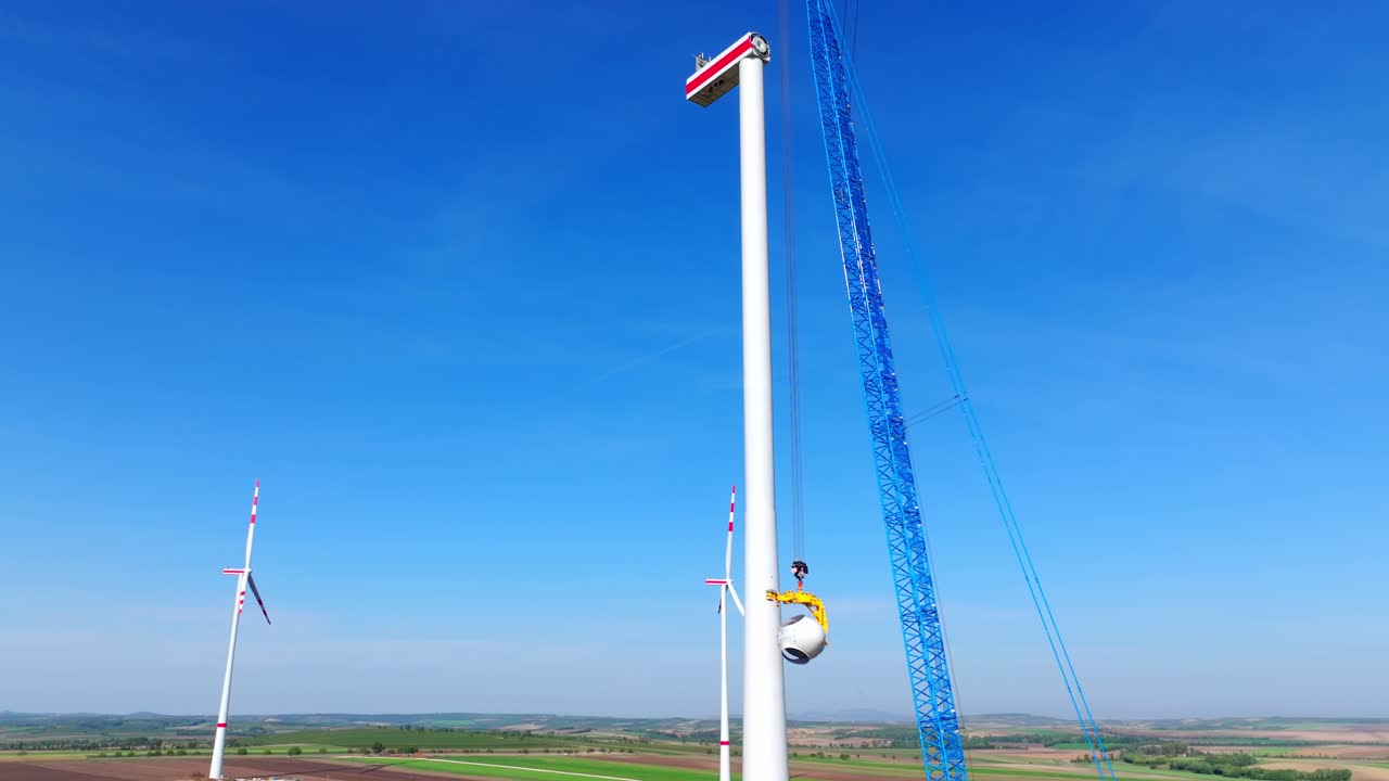 풍력 발전소에서 조립하는 동안 풍력 터빈 타워  ⁇ 에 있는 크롤러 크레인