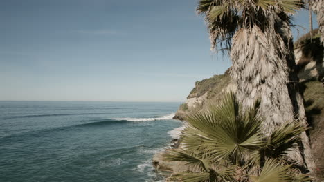 Una-Vista-Del-Norte-Desde-La-Playa-Swamis-En-El-Sur-De-California.