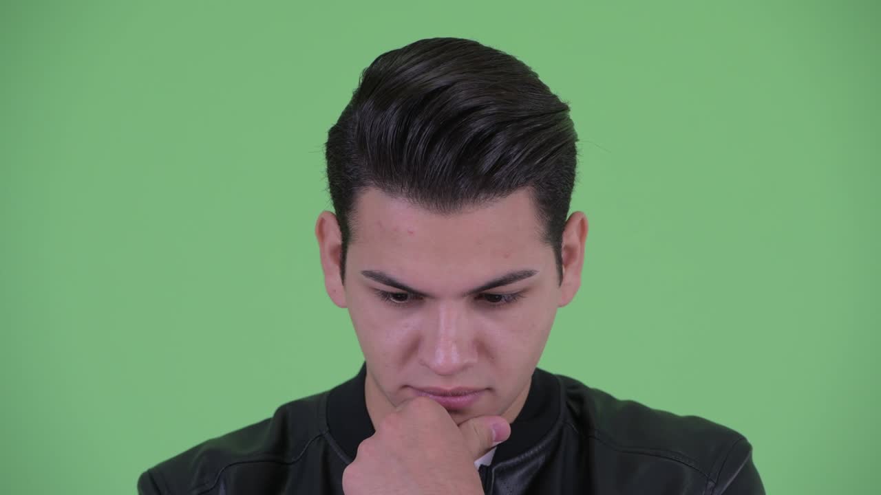 가죽 재을 입은 젊은 잘생긴 다민족 남자