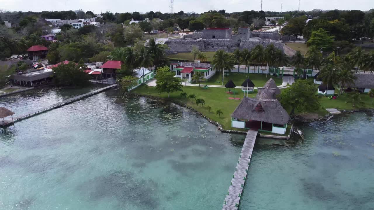 drones vuelan sobre playas tropicales con alojamiento de lujo en el estado de bacalar, méxico, quintana roo.