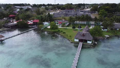 Vuelo-De-Drones-Sobre-La-Playa-Tropical-Con-Lujoso-Alojamiento-En-Un-Resort-De-Lujo-En-Bacalar-México-Antena-Del-Estado-De-Quintana-Roo