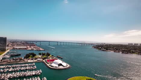 Alta-Vista-Aérea-De-La-Concha-Radiosa-Y-El-Puente-Coronado-De-San-Diego-Con-Muchos-Barcos-En-El-Puerto