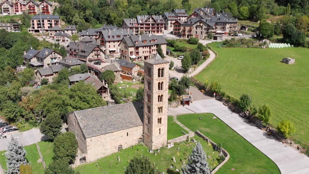 Kreisförmige Luftaufnahme: Sant Climent de Taüll in den katalanischen Pyrenäen