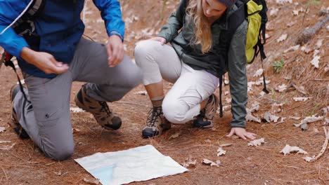 una pareja de excursionistas mirando el mapa.