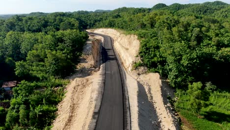 Neu-Gebaute-Asphaltstraße-Im-Indonesischen-Dschungelgebiet,-Luftaufnahme