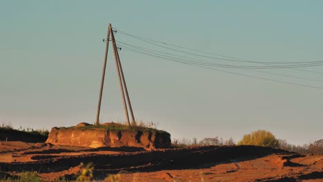 Stromleitungen-Mit-Sonnenstrahlen-Am-Blauen-Himmel