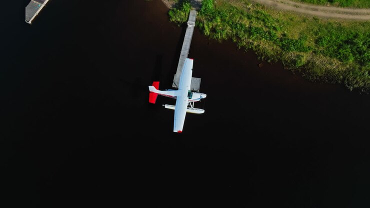 Sjøfly fortøyd ved innsjøen Inari, solrik sommerdag i Lappland – Flyfoto.