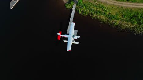 Hidroavión-Atracado-En-El-Lago-Inari,-Soleado-Día-De-Verano-En-Laponia---Vista-Aérea