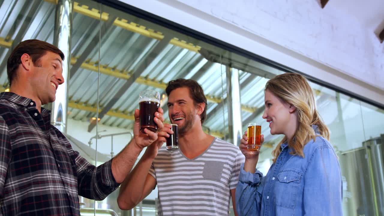 cerveceros tostando cervezas en la cervecería 4k