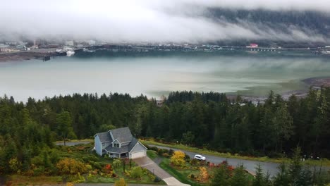 Casa-En-El-Hermoso-Paisaje-Rural-De-La-Naturaleza-De-La-Montaña-De-Alaska