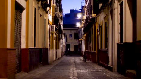 Foco-De-Rack-Con-Bokeh-En-La-Calle-Sevilla-Al-Atardecer